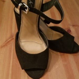 Mari A Platform Strap heels Blk SZ 9